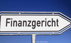 Sicherheitsleistung in Steuerhöhe nicht konstitutiv für die Eröffnung eines Steueraussetzungsverfahrens  vor dunkelblauem Hintergrund steht das Wort "Finanzgericht" auf einem Verkehrsschild, das nach rechts weist